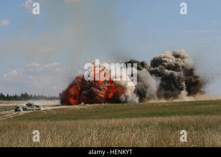 Les ingénieurs de combat de la société B, 91e bataillon du génie de la Brigade, 1e Brigade Combat Team, 1re Division de cavalerie font exploser une mine clearing line gratuitement au cours de l'exercice de tir réel interarmes à Grafenwoehr, base de l'Armée de l'Allemagne, le 27 juin. Détonation MICLIC ! 140627-A-SJ786-007 Banque D'Images