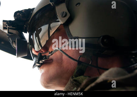 L'Adjudant-chef Duane 4 Sandbothe, originaire de Savannah, Géorgie, pilote affecté à la Compagnie Bravo, 1er Bataillon, 169e bataillon de l'aviation d'appui général, un CH-47F Chinook de l'unité d'hélicoptères de transport lourd composé de la Géorgie et de l'Alabama guardsman, numérise l'horizon alors qu'il manoeuvre l'Chinook de fournir plus de montre. (Photo par le Sgt. Michael K. Tinée, 10e Brigade de soutien sous-officier des affaires publiques)(publié) pilote de Chinook 140630-A-CA521-212 Banque D'Images