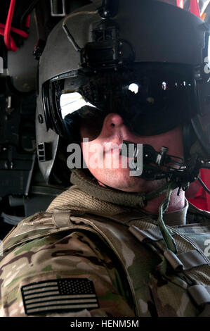 La CPS. Jusitn Ruf, un originaire d'Athens, Alabama, chef d'équipe affectée à la Compagnie Bravo, 1er Bataillon, 169e bataillon de l'aviation d'appui général, un CH-47F Chinook de l'unité d'hélicoptères de transport lourd composé de la Géorgie et de l'Alabama guardsman, prend dans la vue lors d'un vol après la formation. (Photo par le Sgt. Michael K. Tinée, 10e Brigade de soutien sous-officier des affaires publiques)(1992) membre d'équipage 140630-A-CA521-063 Banque D'Images