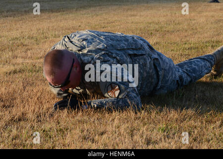 Le sergent de l'armée américaine. Brandon, Teneyck avec U.S. Army Garrison Benelux, rampe sur une distance de 25 mètres au cours de l'exercice guerrier meilleur sur la base aérienne de Chièvres, Belgique, 1 juillet 2014 (U.S. Photo de l'armée par Visual Spécialiste de l'information Pascal Demeuldre-Released) meilleur exercice guerrier, USAG Benelux 140701-A-RX599-010 Banque D'Images