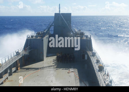 Bateau de soutien logistique 2 - Navire de l'ARMÉE AMÉRICAINE CW3 Harold A. du 163e Détachement de transport Publications Fiche de courir à travers l'équipage pendant qu'ils sont en cours d'exercices d'attache du bateau à Joint Base Pearl Harbor-Hickam le 2 juillet en route pour effectuer la première des huit remontées mécaniques de surface entre la baie de Kaneohe et Kawaihae Harbour à l'appui du 3ème marines dans le cadre de la biennale de l'exercice 2014. LSV-2 s'associera également avec la 25e Division d'infanterie, 25e Brigade d'aviation de combat, pour l'évacuation et les opérations de ravitaillement aérien à bord d'un avec la Nouvelle Zélande, de la Marine et de la conduite de la logistique sur la rive Banque D'Images