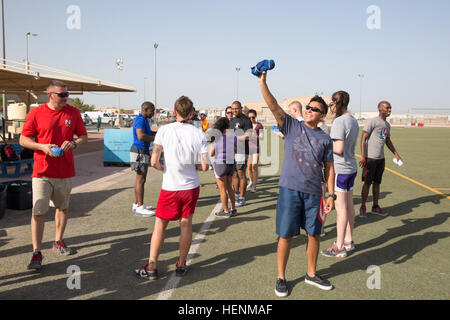 Servicemembers participent à des activités parrainées par le domaine Group-Kuwait soutien moral, de bien-être et de loisirs office de tourisme pour célébrer le quatrième de juillet. Le carnaval est l'un des nombreux événements organisés par l'ASG-KU MWR tout au long du week-end du 4 juillet ici. Ces événements inclus une télécommande Atlanta Journal Constitution 10 000 Peachtree Road Race, pool party, 3pt et slam dunk contest, guerre de l'eau, toutes les étoiles jeu de softball, barbecue et performance live par 'la bande des canons lâche. La célébration de la 4ème au Koweït 140704-A-AB123-001 Banque D'Images