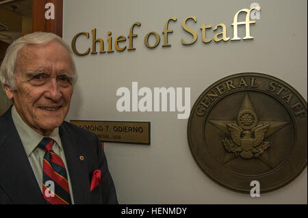 Ancien combattant de la Seconde Guerre mondiale Le Sgt. Don Carter se trouve à l'extérieur du bureau du chef du personnel au cours de sa visite dans le Pentagone, à Arlington, en Virginie, le 9 juillet 2014. Carter a servi dans la deuxième guerre mondiale, avec la 4e Division d'infanterie, affecté à la 44e Bataillon d'artillerie, les combats en Normandie, dans le Nord de la France, de l'Ardenne dans la Bataille des Ardennes, Rhénanie, et en Europe centrale. (U.S. Photo de l'armée par le sergent. Mikki L. Sprenkle/libérés) Vétéran de la DEUXIÈME GUERRE MONDIALE Le Sgt. Don Carter nous rencontre Chef d'état-major des armées le Général Ray Odierno 140709-A-KH856-087 Banque D'Images