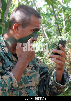 Membre de l'équipe de tireurs de Panama s'applique à la peinture pour le visage de camouflage lui-même au cours de l'événement de manette sniper Fuerzas Comando 2014 au Fort Tolemaida, Colombie, le 26 juillet. Sud du commandement des opérations spéciales des États-Unis sert d'agent d'exécution de l'exercice. Fuerzas Comando a été créé en 2004 en tant qu'U.S. Southern Command-parrainé une opération spéciale de la formation professionnelle et programme de bourses. La concurrence sur les tireurs d'distance inconnue-événements à pédoncule Fuerzas Comando 2014 140726-A-AD886-775 Banque D'Images