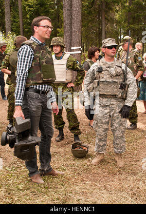 Ministre de la défense de l'Estonie Sven Mikser (à gauche) et le Sgt. Adam D. Pipitone (à droite), une Trabuco, Californie native, agissant comme un chef de section pour le 1er Peloton, Troop B, 1er Escadron, 91e Régiment de cavalerie, 173e Brigade aéroportée, discuter les capacités de l'arme antichar Javelin system Le 29 juillet à l'Estonie Le Tapa Zone d'entraînement. Mikser rejoint les hauts officiers militaires de l'Estonie et les représentants du gouvernement pour surveiller les fournisseurs B présente une démonstration de tir réel du Javelin. Environ 600 de la brigade de parachutistes sont en Estonie, Lettonie, Lituanie et Pologne dans le cadre de l'opération Atlantic résoudre Banque D'Images