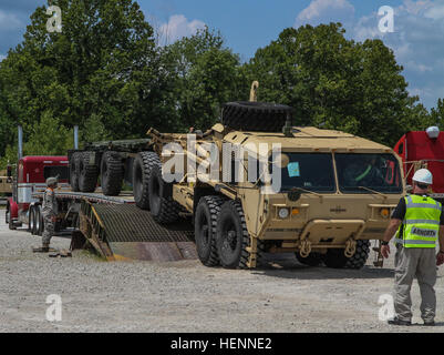 Les soldats de la 823e contrôle des déplacements à l'équipe de la réserve de l'Armée américaine du Montana, et le 1120th bataillon de transport, de la Garde nationale de l'Arizona, décharger un véhicule à la gare de triage de la Camp Atterbury Centre mixte, le 30 juillet. La gare de triage est le cœur de l'équipement de réception, stockage et distribution pour toutes les unités participant à la réponse dynamique 14 au Camp Atterbury, Ind. ici, les véhicules sont mis en scène après avoir été reçu à la gare de triage. (U.S. Photo de l'armée par la CPS. Caitlyn Byrne, 27e Détachement des affaires publiques) nous sommes en quelque sorte d'une grosse affaire 140730-A-CB333-626 Banque D'Images