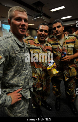 090928-A-8267F-063 Sgt. First Class Michael Mortimer, E Co., 407e Bataillon de soutien de la Brigade, 2e Brigade Combat Team, 82e Division aéroportée se distingue avec deux soldats égyptiens lors d'un événement social le 28 septembre 2009 à introduire les parachutistes qui participent à l'opération Bright Star. Troopers de l'Egypte, l'Allemagne, le Pakistan et le Koweït est arrivé à Fort Bragg pour lancer la première moitié de l'opération. Le 12 octobre, les troupes américaines se rendront en Egypte pour le compléter. (U.S. Photo de l'armée par la FPC. Kissta M. Feldner, 2BCT, 82D ABN DIV PAO) US Army 51836090928-A-8267F-063 Banque D'Images