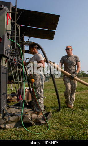 La Garde nationale du Kentucky, SPC. Danielle Randolph et Pvt. 1st. Adam Watts classe, tous deux assignés à la 1204th Support Aviation Battalion, effectuer un aqua glow test pour évaluer les niveaux de pollution et de sédiments dans le carburant, le 1 août, pendant 14 Réponse dynamique à la base d'opérations avancée Nighthawk, Camp Atterbury, Ind. Réponse dynamique est un Commandement du Nord des États-Unis-parrainé la formation sur le terrain pour l'exercice d'armes chimiques, biologiques, radiologiques, nucléaires et explosifs à haut rendement Gestion des conséquences des forces canadiennes visant à améliorer leur capacité à répondre aux incidents catastrophiques. (U.S. Photo de l'armée par le Sgt. Dani Salvatore Banque D'Images