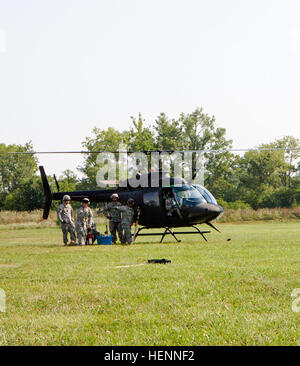 La Garde nationale du Kentucky affecté à la 1204th Support Aviation Battalion, ré-alimenter un hélicoptère Blackhawk, 1er août, au cours de l'exercice 14 Réponse dynamique à la base d'opérations avancée Nighthawk, Camp Atterbury, Ind. Réponse dynamique est un Commandement du Nord des États-Unis-parrainé la formation sur le terrain pour l'exercice d'armes chimiques, biologiques, radiologiques, nucléaires et explosifs à haut rendement Gestion des conséquences des forces canadiennes visant à améliorer leur capacité à répondre aux incidents catastrophiques. (U.S. Photo de l'armée par le Sgt. Dani Salvatore, 27e Détachement des affaires publiques) 1204Th Support Aviation Battalion 140801-A-HD862-010 Banque D'Images