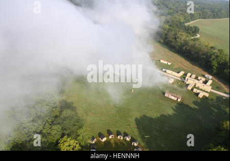 Un site de formation au Camp Atterbury Centre mixte, Ind., comme vu du dessus, au cours d'une réponse dynamique 14 Exercice d'entraînement, 3 août. 14 Réponse dynamique est un important domaine d'exercice de formation menée par le U.S. Northern Command et dirigée par l'Armée américaine du Nord. (U.S. Photo de l'armée : la CPS. Caitlyn Byrne, 27e Détachement des affaires publiques) Bird's Eye View de la RV14 140803-A-CB333-954 Banque D'Images