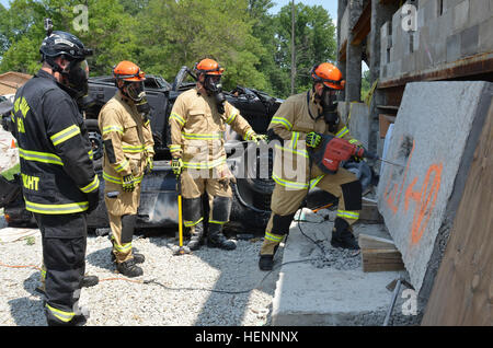 Des soldats du 1440th Équipe de lutte contre l'incendie, au camp de la Garde nationale de l'Arctique, Mich., et les pompiers de Fort Knox, Ky., de Fort Benning, Géorgie et Fort Jackson S.C., a participé à un exercice conjoint ici, au cours de la réponse dynamique 14, 3 août, afin d'augmenter leurs connaissances techniques ainsi que de se préparer pour les futures opérations combinées qui peut avoir lieu.Les soldats et les pompiers viennent d'une variété d'endroits et de milieux différents, mais venir ensemble pour démontrer leurs capacités et une formation polyvalente sur leurs équipements. Ils utilisent leur équipement pour violation par un collap Banque D'Images