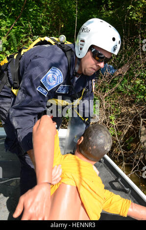 Brian Harting, un membre de l'équipe de sauvetage de la Force 1, l'Ohio, l'équipe de gestion des urgences fédérales extrait une victimes simulées à partir de la rive du réservoir du ruisseau brosse à Butlerville, Ind., près de Muscatatuck Urban Training Center Le 4 août. L'exercice permet de tester les capacités de plusieurs organismes, notamment l'armée américaine, le ministère de la défense et d'autres organismes en cas d'incidents chimiques, biologiques, radioactifs et d'incident nucléaire. (U.S. Photo de l'armée par le Sgt. Brandon K. Anderson 13e Détachement des affaires publiques/Groupe de travail de l'Ohio) Parution 1 trains avec Army National Guard 140804-A-PU919- Banque D'Images