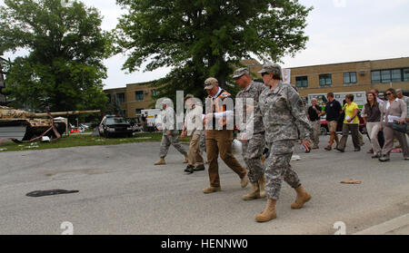 Divers dirigeants militaires américains et distingués invités au camp Atterbury manoeuvre conjointe de formation, Ind., faites une visite guidée de l'Muscatatuck Urban Training Center, le 5 août, au cours de la réponse dynamique 14. La réponse dynamique est un Commandement du Nord des États-Unis, parrainé par l'armée américaine a mené un exercice d'entraînement du domaine chimique, biologique, radiologique, nucléaire et explosifs à haut rendement Gestion des conséquences visant des forces canadiennes d'améliorer leur capacité à répondre aux incidents catastrophiques. (Photo de l'Armée américaine par la CPS. Caitlyn Byrne, 27e Détachement des affaires publiques) Réponse dynamique s'achève 14 140805-A-CB Banque D'Images