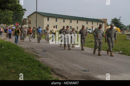 Divers dirigeants militaires américains et distingués invités au camp d'entraînement aux Manœuvres conjointes Attterbury Site, Ind., faites une visite guidée de l'Muscatatuck Urban Training Center, le 5 août, au cours de la réponse dynamique 14. La réponse dynamique est un Commandement du Nord des États-Unis, parrainé par l'armée américaine a mené un exercice d'entraînement du domaine chimique, biologique, radiologique, nucléaire et explosifs à haut rendement Gestion des conséquences visant des forces canadiennes d'améliorer leur capacité à répondre aux incidents catastrophiques. (Photo de l'Armée américaine : la CPS. Caitlyn Byrne, 27e Détachement des affaires publiques) réponse dynamique des VIP 14 140805-A-CB333-568 Banque D'Images