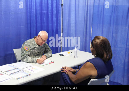 Le capitaine Henry Noyes, une infirmière clinique avec le 48e Hôpital de soutien au combat à Fort Meade, Maryland, voit un patient à l'exercice de formation de préparation à l'innovatrice IRT 2014 montagnes des Appalaches dans la région de Cumberland, le 13 août 2014. Les membres en service de la Marine, l'armée et l'armée de réserve sont en mesure de suivre une formation dans un environnement mixte alors que la prestation de soins médicaux aux patients au cours de l'exercice. Les membres effectuent des services médicaux, dentaires, optiques et de soins vétérinaires pour les communautés dans la région de Allegany Comté Allegany County Fairgrounds, du 13 au 21 août. Infirmière clinique fournit à Santé voit un communi Banque D'Images