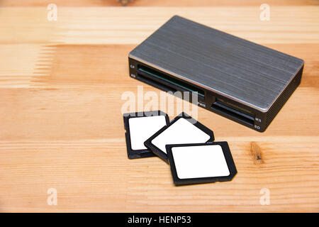 Lecteur de carte USB avec 3 cartes sur table en bois Banque D'Images