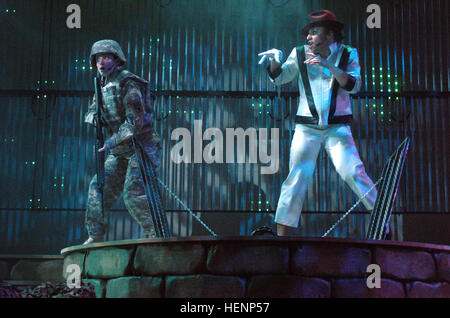 Le Cpl. L'Amber Jones (à droite) de Fort Bragg, N.C., dépeint Michael Jackson, se faufiler jusqu'à la FPC. Long de la Tennessee Casey de la Garde nationale de l'armée au cours de l'armée américaine 2008 du spectacle hommage au soldat du 25e anniversaire de Jackson's 'Thriller' album et vidéo. Flickr - l'armée américaine - www.Army.mil (274) Banque D'Images