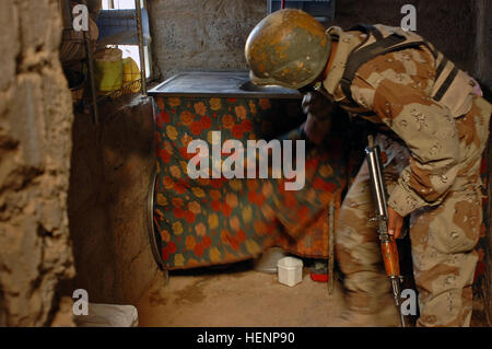 Un soldat de l'armée iraquienne recherche une maison à Mossoul, en Irak, le 17 avril au cours d'un raid mené conjointement avec des soldats de la Compagnie lourde, 3e Escadron, 3d de cavalerie de Fort Hood, au Texas. IA, CF raids sur Mossoul crée des liens entre armées 85262 Banque D'Images