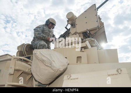 Le Sgt. 1re classe Alajandro Sanchez, un tank commander pour Compagnie D, 3e bataillon du 116e Heavy Brigade Combat Team, déplace son Abrams M1A2 Forfait amélioré du système (SEP) réservoir en position pour aligner l'arme targeting system avant de procéder à l'exercice de tir réel de l'Orchard Centre de formation près de Boise, Idaho le 20 août. Ce tir particulier Lane est le point culminant d'un équipage de char et de formation qu'ils reçoivent le score sera élevé parmi les équipages de leur bataillon. (Photo de U.S. Army Major Wayne (Chris) Clyne, Mobile 115e Détachement des affaires publiques, de l'Oregon National Armée Gua Banque D'Images