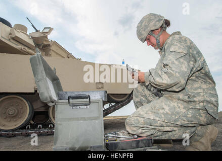 La CPS. Samantha Brumley, mécanicien d'un réservoir avec F Compagnie, 145e Bataillon de soutien de la Brigade, sélectionner Outils pour effectuer la maintenance d'un Abrams M1A2 Forfait amélioré du système (SEP) réservoir 20 août, pendant une période de trois semaines de l'entraînement à l'Orchard Centre de formation, de l'Idaho. Brumley, de La Grande, en Orégon, est la première et seule femme mécanicien dans le réservoir de la Garde nationale de l'Oregon. (Photo de U.S. Army Major Wayne (Chris) Clyne, Mobile 115e Détachement des affaires publiques, de l'Oregon Army National Guard) la première femme de l'Oregon mécanicien réservoir 140820-A-ZJ128-004 Banque D'Images