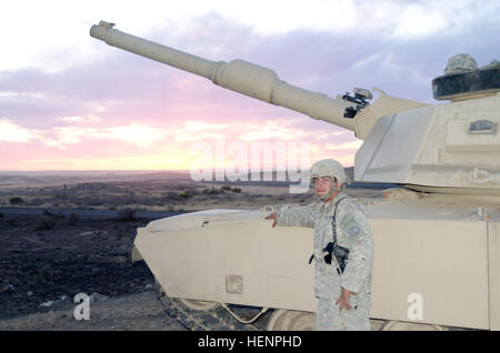 Le Sgt. Adam Clinton, un pétrolier de la Compagnie C, 3e Bataillon, 116e Brigade Combat Team lourd, se dresse avec son Abrams M1A2 Forfait amélioré du système (SEP) réservoir en attendant le soleil pour définir si son équipage peuvent commencer nuit de tir réel pour l'annuel de l'unité au cours de la formation au Centre de formation du verger près de Boise, Idaho, le 21 août. En tout, plus de 500 soldats de la Garde nationale de l'Armée de l'Oregon formés pendant deux semaines à OTC, où les commandants de préparation d'une évaluation unique de chaque unité. (U.S. Photo par le Sgt 1re armée. Kevin Hartman, Mobile 115 Détachement des affaires publiques, de l'Oregon Army National Guard) Jour fin Banque D'Images