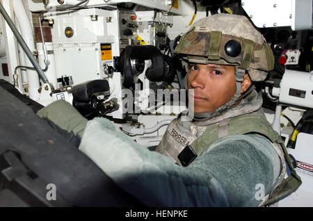 Le Sgt. Gerson Ferrera, l'artilleur principal pour le réservoir du commandant du 3e bataillon du 116e Heavy Brigade Combat Team, démontre les commandes pour le système d'armes nucléaires sur un Abrams M1A2 Forfait amélioré du système (SEP) réservoir pendant l'unité de formation annuel,contactez le centre de formation au verger près de Boise, Idaho le 23 août. En tout, plus de 500 soldats de la Garde nationale de l'Armée de l'Oregon à OTC formés, où les commandants ont évalué l'état de préparation au combat unique de chaque unité. (U.S. Photo par le Sgt 1re armée. Kevin Hartman, Mobile 115 Détachement des affaires publiques, de l'Oregon Army National Guard) Touring un réservoir ; Abrams M1A2 1408 sur l'affichage Banque D'Images