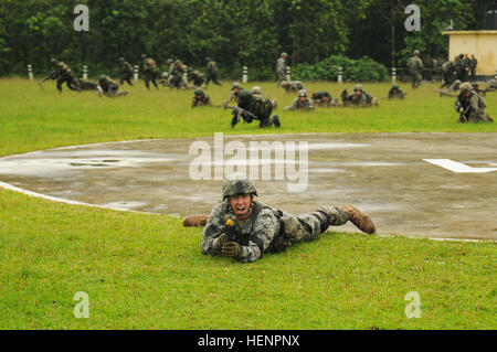 Le Sgt. Clinton Locke, un fantassin avec chef d'équipe Entreprise Comanche, 1er Bataillon (Airborne), 501e Régiment d'infanterie, d'infanterie 4e Brigade Combat Team (Airborne), 25e Division d'infanterie, crie des instructions à son équipe le 26 août 2014, à l'Espace Formation Catonement Rajendrapur, près de Dhaka, Bangladesh. Locke est au Bangladesh pour Aurora Mousson, un échange bilatéral et de formation exercice portait sur l'établissement de relations et d'améliorer les habiletés en opérant dans un environnement de jungle et terrain peu familier. (U.S. Photo de l'armée par le Sgt. 1re classe Jeffrey Smith/libérés) 'Aurora' Mousson 140826-A-ZX8 Banque D'Images