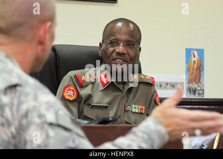 Le Colonel Abdul Salem koweïtienne, à droite, le commandant de l'Koweït Ministère de la défense des sous-officiers (S/OFF) et l'Institut de formation des recrues, rencontre avec la commande de l'armée américaine Sgt. Le major Ronnie R. Kelley, le conseiller principal de l'armée américaine enrôle Central et la composante terrestre des Forces de la Coalition pour discuter de la possibilité d'un sous-officier programme d'échange étudiant à Koweït City le 27 août 2014. Kelley a invité un groupe d'élèves sous-officiers koweïtiens à assister à l'US Army ? ? ?s chef guerrier bien sûr de construire et d'améliorer la capacité de partenariat partenaire l'interopérabilité, la capacité et les relations. (U.S. Le ph de l'armée Banque D'Images