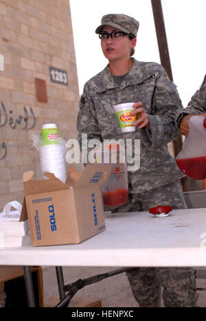 Le Sgt. Holly Krebs, originaire de l'Alliance, Neb., sert un smoothie à l'extérieur de l'entreprise A, 64e Bataillon de soutien de Brigade siège le Camp Taji 22 avril. Les smoothies ont été donnés par des entreprises locales de retour à la maison du soldat ville de Colorado Springs, Colorado Krebs sert aussi à la salle des rapports pour la société A, 64ème BSB, 3e Brigade Combat Team, 4e Division d'infanterie, Division multinationale - Bagdad. Les smoothies de dégel accueil aide journée chaude 85668 Banque D'Images