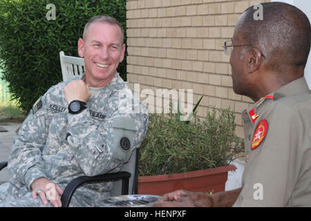 Le Commandement de l'armée américaine le Sgt. Le major Ronnie R. Kelley, gauche, le conseiller principal de l'armée américaine enrôle central de la composante terrestre des Forces de la Coalition, les visites avec le commandant de l'Koweït Ministère de la Défense Sous-officier et l'Institut de formation des recrues d'inviter un groupe d'officier sous-étudiants d'assister à l'US Army ? ? ?s cours chef guerrier au Koweït, le 27 août, 2014. (U.S. Photo de l'armée par le Sgt. Tracy R. Myers/libérés) U.S. Army Command Sgt. Le major Ronnie R. Kelley, gauche, le conseiller principal de l'armée américaine enrôle central de la composante terrestre des Forces de la Coalition, les visites avec le co Banque D'Images