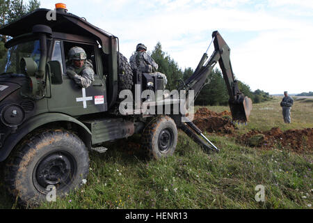 Les soldats de la Compagnie Alpha, 173e Bataillon des troupes spéciales de la Brigade, 173e Brigade aéroportée d'une petite pelle Mise en place pour préparer une position de combat lors d'un exercice d'entraînement à la jonction de Sabre 2014 Préparation interarmées multinationale Centre à Hohenfels, Allemagne, le 29 août 2014. Jonction 2014 Sabre américain prépare, alliés de l'OTAN, et la sécurité européenne partenaires de mener des opérations terrestres unifiée grâce à la combinaison simultanée d'offensive, défensive, et les opérations de stabilisation adaptés à la mission et de l'environnement. Plus d'informations sur la sortie de Sabre 2014 peuvent être trouvés à l'adresse http Banque D'Images