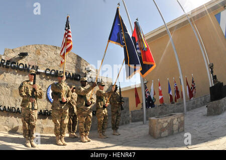 Color Guard membres présents les couleurs du commandement régional au cours d'une cérémonie tenue à jour des anciens combattants le Commandement régional (Sud) de la Marne de l'Administration centrale (Le jardin de l'avant) à l'aérodrome de Kandahar, en Afghanistan, afin de rendre hommage aux anciens combattants et le souvenir de ceux qui ont tout, le 11 novembre, 2012. Les membres du service en Afghanistan hommage des anciens combattants 24 121111-A-DL064-002 Banque D'Images