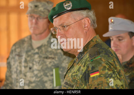 Le ministre bavarois de l'intérieur, le Major (Rés.) Joachim Herrmann, reçoit une séance d'information sur les capacités de l'armée américaine multinationale interarmées du commandement de formation formation sur la zone d'entraînement Grafenwoehr, Allemagne, 2 septembre 2014. Le ministre a vu comment l'Armée mène la lutte contre les traumatismes de la formation au Centre de formation de la simulation médicale et la manière dont les scénarios de jeu tactique de la division multinationale Centre commun de simulation aident les États-Unis, l'OTAN et les forces du pays partenaire en Europe mieux peaufiner leur programme de formation par la pratique répétitive et efficace Banque D'Images