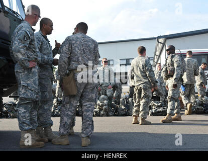 Affecté au 3e Peloton, dirigeants, Apache Troop, 1er Escadron, 2e régiment de cavalerie de discuter des préparatifs de leurs troupes et l'équipement avant de déployer dans le cadre de l'exercice Steadfast Javelot II à base aérienne de Ramstein, en Allemagne, le 5 septembre 2014. Ferme le Javelin est un exercice de l'OTAN portant sur plus de 2 000 soldats de 10 pays et se concentre sur l'accroissement de l'interopérabilité et la synchronisation des opérations complexes entre les forces terrestres et aériennes alliées. L'exercice Steadfast Javelot II 140905-A-EM105-454 Banque D'Images