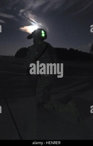 Affecté au 3e Peloton, troupes, Apache Troop, 1er Escadron, 2e régiment de cavalerie se regarder pendant un bref arrêt dans un aérodrome saisie mission de nuit lors d'un déploiement dans le cadre de l'exercice Steadfast Javelot II à Leilvarde Base aérienne, la Lettonie, le 5 septembre 2014. Ferme le Javelin est un exercice de l'OTAN portant sur plus de 2 000 soldats de 10 pays et se concentre sur l'accroissement de l'interopérabilité et la synchronisation des opérations complexes entre les forces terrestres et aériennes alliées. L'exercice Steadfast Javelot II 140905-A-EM105-726 Banque D'Images