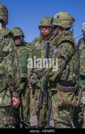 Un membre de la Force d'autodéfense du Japon sol porte un drapeau américain patch donné à lui par un soldat à Yakima, Washington, Centre de formation le 5 septembre. L'échange des correctifs est une tradition militaire amicale entre qui aide à créer des liens entre les forces combinées des soldats. Le patch a été donné lors de l'opération Augmentation du Thunder, une opération combinée entre l'armée et du Japon visant à accroître l'interopérabilité entre les deux nations. (U.S. Photo de l'armée par le Sgt. Quinn Cody, 28e Détachement des affaires publiques) de la Force de défense du Japon l'unité montre membre 140905-A-BX700-656 Banque D'Images