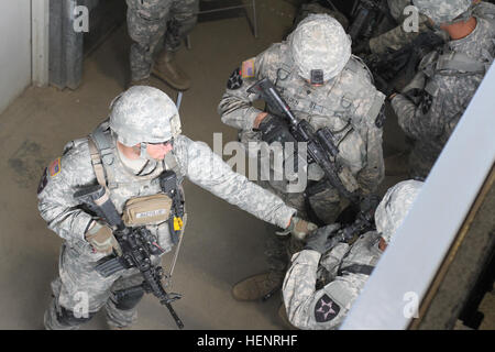 Les soldats du 4e Bataillon du 23e Régiment d'infanterie à l'intérieur d'un train "tirez house' au cours de l'augmentation des exercices 2014 Thunder, le 6 septembre. Les partenaires de formation annuel du personnel militaire japonais avec des unités de Joint Base Lewis-McChord et 7e Division d'infanterie, le 1 Corps. Partenaires I Corps avec le Japon d auto-défense au sol pour l'augmentation des Thunder 14 140906-A-ER359-314 Banque D'Images