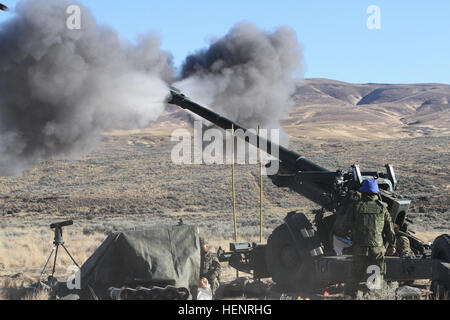 Le Japon d auto-défense au sol de soldats affectés à la conduite d'artillerie obusier FH-70 de tir réel au cours de l'opération passant Thunder 2014 à Yakima, dans l'état de Centre de formation, le 6 septembre 2014. Rising Thunder est un U.S. Army-ont accueilli l'exercice conçu pour renforcer l'interopérabilité entre le 1 Corps, la 7e Division d'infanterie et de l'Autodéfense de masse au Japon. (U.S. Photo de l'armée par le sergent. Mark Miranda/Japon) Parution d auto-défense au sol de soldats affectés à la conduite d'artillerie obusier FH-70 de tir réel au cours de l'opération passant Thunder 2014 à Yakima, Washington, Centre De Formation S Banque D'Images