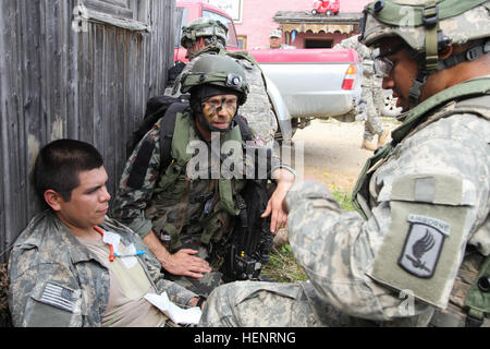 Un soldat slovène, centre, de 20e bataillon motorisé, 1ère Brigade et un soldat américain de la Compagnie Alpha, 173e Bataillon des troupes spéciales de la Brigade, 173e Brigade aéroportée d'évaluer une victime simulée pendant l'exercice 2014 à la jonction Sabre multinationale interarmées Centre de préparation à Hohenfels, Allemagne, le 8 septembre 2014. Jonction 2014 Sabre américain prépare, alliés de l'OTAN, et la sécurité européenne partenaires de mener des opérations terrestres unifiée grâce à la combinaison simultanée d'offensive, défensive, et les opérations de stabilisation adaptés à la mission et de l'environnement. Plus d'informations sur S Banque D'Images