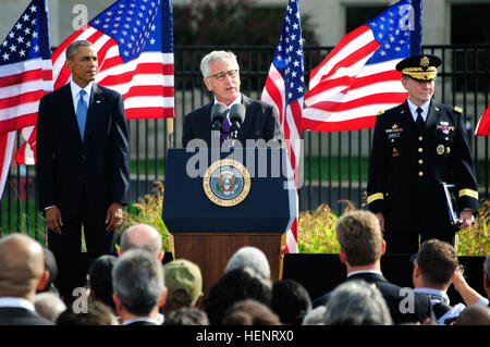 Secrétaire américain à la défense Chuck Hagel parle alors que le président Barack Obama et le président de l'état-major des armées Le Général Martin E. Dempsey écouter, au cours de la cérémonie commémorative du 11 septembre au Pentagone à Washington, le 11 septembre 2014. (U.S. Photo de l'armée par le sergent. Laura Buchta/libérés) Pentagone 9-11 Cérémonie commémorative (15024478509) Banque D'Images