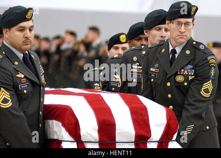 Une garde d'honneur de la 1st Special Forces Group transporte le cercueil recouvert du drapeau du Sgt. 1re classe Nathan R. Chapman mardi tard dans la nuit à l'Aéroport International de Seattle-Tacoma. Plus de 60 soldats des forces spéciales de Fort Lewis étaient présents. Chapmans Coffin Banque D'Images