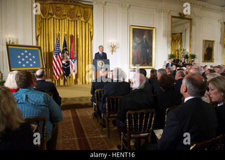 Le président Barack Obama parle à l'auditoire avant qu'il remet la Médaille d'honneur au Dr William Sloat, décerné à titre posthume à son défunt frère, ancienne armée SPC. 4 Donald P. Sloat, lors d'une cérémonie à la Maison Blanche à Washington, D.C., le 15 septembre 2014. La CPS de l'armée américaine. 4 Donald P. Sloat a reçu à titre posthume la Médaille d'honneur le 15 septembre 2014, pour des actions au cours d'une patrouille de combat près de Hawk Hill Base de feu, le Sud Vietnam, le 17 janvier 1970. Sloat a été attribué à l'entreprise Delta, 2e Bataillon, 1e Régiment d'infanterie, 196e Brigade d'infanterie légère, 23e Division d'infanterie () Royal Caribbean. (U.S. Photo de l'armée b Banque D'Images