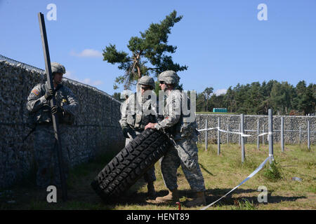 Les concurrents de l'armée américaine et européenne de la concurrence meilleur guerrier Best Junior Officer Competition travaillent ensemble pour compléter le mystère lane événement dans Grafenwoehr, Allemagne, le 17 septembre 2014. Le concours est un événement d'une semaine qui pousse les soldats à la limite de leur endurance physique, le roulement, la connaissance, l'adaptabilité et les compétences techniques et tactiques. Les meilleurs guerriers sont prêts et la résilience des soldats qui vivent les valeurs de l'armée et le plomb de l'avant. (U.S. Photo de l'armée par la CPS. Franklin Moore/ Photo libérée) 2014 USAREUR Concours meilleur guerrier 140917-A-DN646-161 Banque D'Images