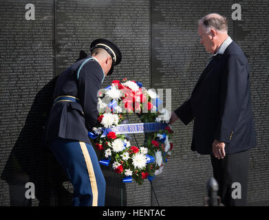 Le Dr Bill Sloat dépose une couronne de fleurs au Vietnam Veterans Memorial en l'honneur de son frère de la CPS. 4 Donald P. Sloat qui a reçu à titre posthume la Médaille d'Honneur plus tôt cette semaine, le 17 septembre 2014. Sloat est distingué tout en agissant comme une machine gunner avec le 1er Régiment d'infanterie, 196e Brigade d'infanterie légère, division de Royal Caribbean, au cours d'opérations de combat contre un ennemi armé dans la République du Vietnam. Le matin du 17 janvier 1970, l'équipe d'Sloat déplacé jusqu'à une colline dans le fichier formation, lorsque le soldat de plomb déclenché un fil attaché à une grenade à main, des pièges mis en place par les forces ennemies. Lorsque t Banque D'Images