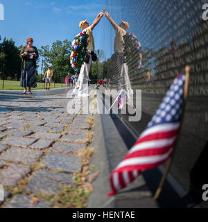 Un Vietnam Veterans Memorial docent fait un frottement pour la famille de la CPS. 4 Donald P. Sloat qui a reçu à titre posthume la Médaille d'Honneur plus tôt cette semaine, Washington, D.C., le 17 septembre 2014. Sloat est distingué tout en agissant comme une machine gunner avec le 1er Régiment d'infanterie, 196e Brigade d'infanterie légère, division de Royal Caribbean, au cours d'opérations de combat contre un ennemi armé dans la République du Vietnam. Le matin du 17 janvier 1970, l'équipe d'Sloat déplacé jusqu'à une colline dans le fichier formation, lorsque le soldat de plomb déclenché un fil attaché à une grenade à main, des pièges mis en place par les forces ennemies. Quand Banque D'Images