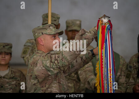 Le colonel Mike Musiol, Commandant, 82e Brigade d'aviation de combat, 82e Division aéroportée, Fort Bragg, N.C., uncases la brigade de couleurs en cours d'une cérémonie de transfert d'autorité, l'air de Bagram, en Afghanistan, le 21 septembre. La 82e CAB a terminé le transfert de pouvoirs de la 159e Brigade d'aviation de combat, 101st Airborne Division (Air Assault), Fort Campbell, Ky., qui ont fourni des ressources aériennes pour opérations, y compris les opérations d'évacuation médicale et pathfinder. (U.S. Army photo par le Sgt. Kim Kap, RC-est OAP) 159e CAB terminée rendez-vous avec son destin 140921-A-ds387-194 Banque D'Images