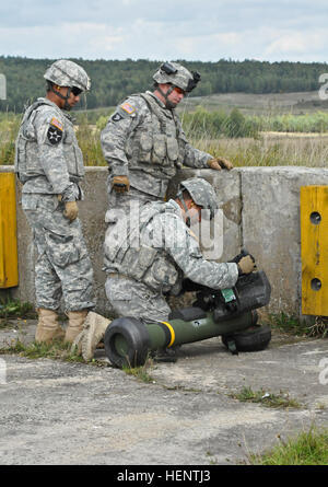 Hommes affectés à l'Escadron, 3e régiment de cavalerie 2d préparer le système d'arme M98 Javelot avant de faire feu au cours d'opérations menées à Grafenwoehr gamme Zone de formation situé à proximité de la Caserne de Rose, Allemagne, 23 septembre 2014. 3e Escadron, 2e régiment de cavalerie Gamme Javelin 140923-A-EM105-838 Banque D'Images