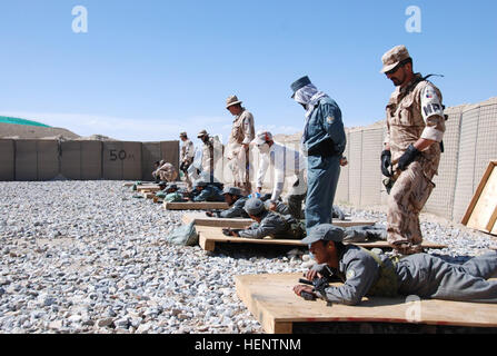 Les cadets de l'Académie de Police de Logar attendre leurs ordres 'start', à commencer à la cible, dirigé par les instructeurs afghans et tchèque à une police nationale afghane installations près d'une base d'opérations avancée Shank, province de Logar, en Afghanistan, le 1er juillet. En tout, 36 soldats tchèques sont la formation cadets dans cette classe, qui est prévu pour le 17 juillet d'études supérieures. Soldats tchèques former 36 cadets de la PNA 101329 Banque D'Images