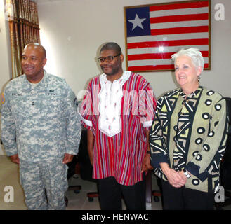 (De gauche), le général Darryl A. Williams, commandant de l'armée américaine de l'Afrique, participe à une conférence de presse avec le Président pro tempore du Sénat libérien, Gbehzohngar Findley Milton et l'Ambassadeur des États-Unis au Libéria, Deborah R. Malac, le 2 octobre. USARAF personnel sont au Libéria qui participent à l'opération United Assistance, une initiative internationale de lutte contre une épidémie d'Ebola dans la région. L'Agence américaine pour le développement international est l'organisation gouvernementale américaine pour l'opération United de l'aide. U.S. Africa Command soutient leurs efforts en fournissant le commandement et le contrôle, la logistique, Banque D'Images