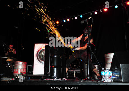 Adam Alt, l'un des membres fondateurs de la Street Drum Corps utilisé un angle gringer sur un tambour de 55 gallons au cours de la performance du groupe pour les soldats en déploiement et station navale de Guantanamo résidents au Tiki Bar, 3 octobre. Son unique rocks Guantanamo 141003-A-FH838-295 Banque D'Images